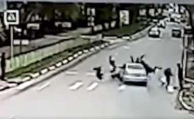 Tragjdi në Rusi, makina përplas 8 fëmijë teksa kalojnë rrugën (VIDEO)