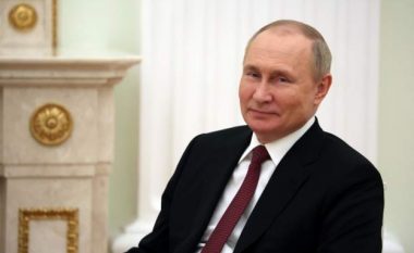 U vra nga shpërthimi i një bombe në makinë, Putin nderon vajzën e mikut të tij