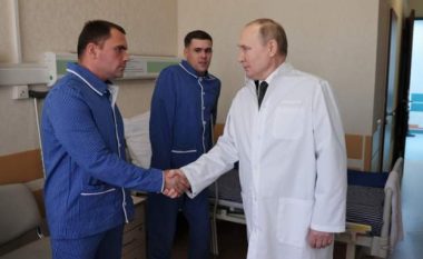 I veshur si mjek, Putin takon në spital ushtarët e plagosur