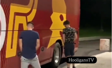 Nis “lufta” mes tifozerive në Tiranë, ata të Feyenoord-it i bëjnë sh*rrën autobusit të Romës (VIDEO)