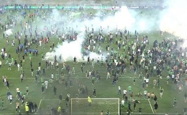 Frikë në Francë, tifozët e rebeluar futen në fushë pasi Saint Etienne bie nga Ligue 1 (VIDEO)