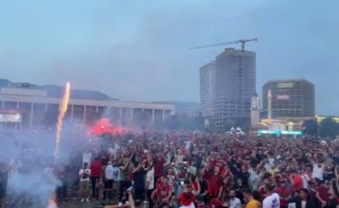 Fitimi i titullit nga Milani, si e festuan mijëra tifozë trofeun në Tiranë (VIDEO)