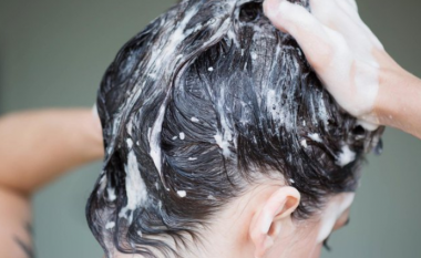 Jini të kujdesshëm, nëse shampo përmban këtë përbërës mos bëni gabim që ta bleni
