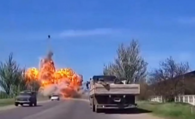 Momenti kur ushtarët ukrainas bombardojnë tankun rus në Mariupol (VIDEO)