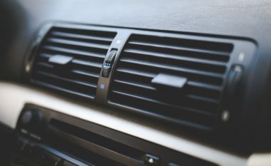 Mos e ndizni kurrë kondicionerin sapo hipni në makinë, mund të jetë fatale për shëndetin tuaj