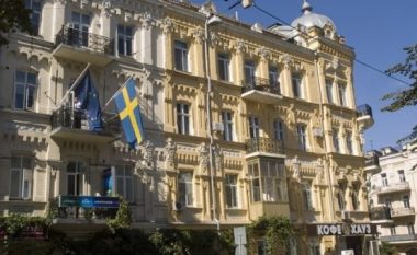 Suedia rihap ambasadën në Kiev