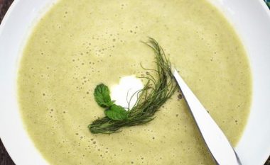 Supë verore me kungulleshka dhe kos, receta më e shijshme që keni provuar ndonjëherë