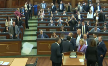 Sherr në Kuvendin e Kosovës, Tahiri përplas kutinë  e votimit (VIDEO)