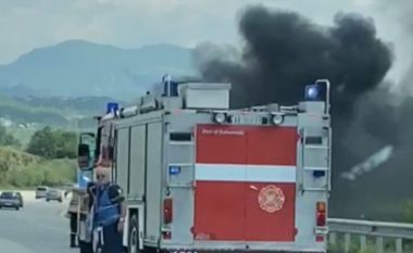 Shpërthen në flakë makina në aksin Tiranë-Elbasan