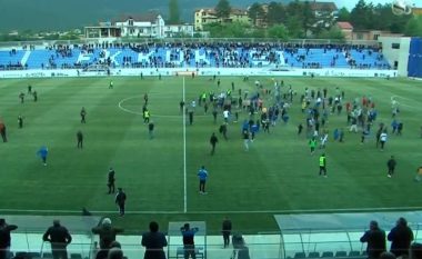 “Kopshti” eskursion në stadium, tifozët revoltohen dhe “pushtojnë” përsëri fushën (VIDEO)