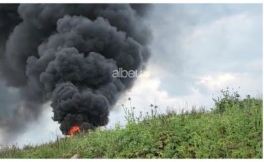 Zjarr në zonën e inerteve në Vlorë, tymi mbulon zonën (VIDEO)