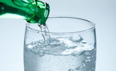Uji i gazuar është i shëndetshëm apo i dëmshëm? Si ndikon në trupin tuaj