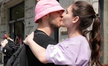 Triumfoi në Eurovision, këngëtari ukrainas niset për në luftë: Puthja emocionuese me të dashurën (FOTO)