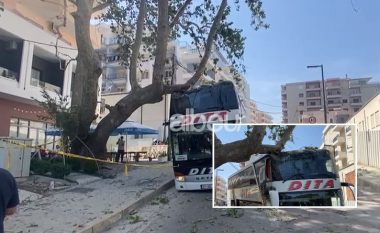 Ndodh në Vlorë! I del pema para, shoferi i autobusit me dy kate nuk e shmang dot dhe përplaset (VIDEO)
