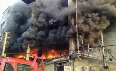 Zjarri masiv në qendrën tregtare, shënohen mbi 20 viktima