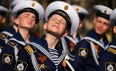 Rusia synon të nxisë patriotizmin në shkollë, shpenzon 17 milionë $ për flamuj e stema ndërkohë nxënësit pa kushte bazike
