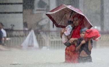 Stuhitë në Indi dhe Bangladesh, 59 të vdekur dhe miliona të bllokuar