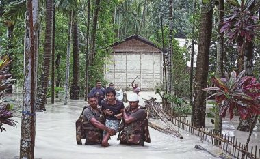 Përmbytjet në Indi shkatërrojnë miliona shtëpi dhe ëndrra
