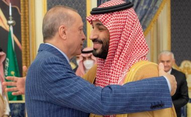 Takim “kokë më kokë” me Erdogan, Princi i Arabisë Saudite viziton Turqinë për herë të parë që nga vrasja e gazetarit Khashoggi
