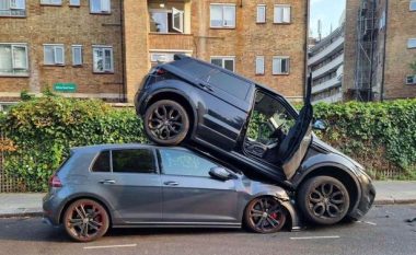 Sikur është vendosur me dorë, “Range Rover-i” i parkuar mbi “Golf”, policia e Londrës në alarm (FOTO LAJM)