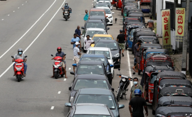 Kriza, Shri Lanka ndalon shitjen e karburateve për makinat private