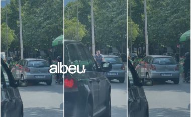 Tentoi të shmangë këmbësorin, makina përplaset me shtyllën e ndriçimit në Tiranë (VIDEO)