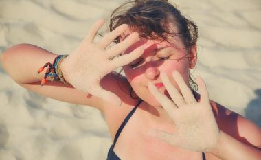 Rregullat e arta që duhet të ndiqni në plazh që të mos “përvëloheni” nga dielli