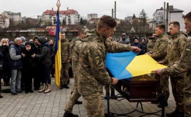 Këshilltari Zelensky-t: Rreth 10 mijë ushtarë ukrainas janë vrarë që nga fillimi i luftës