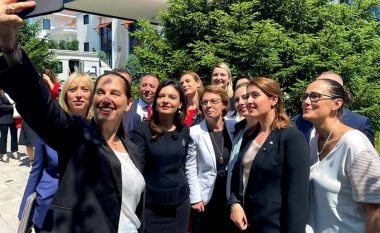 Gratë në vijën e parë, Kumbaro shkrep selfie me ministrat në Kosovë (FOTO LAJM)