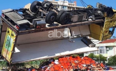Përmbyset në mes të rrugës kamioni në Durrës, “shpërthejnë” specat dhe domatet