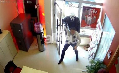 Me maskë dhe të armatosur rëndë, momenti i grabitjes së bankës në Koplik (VIDEO)