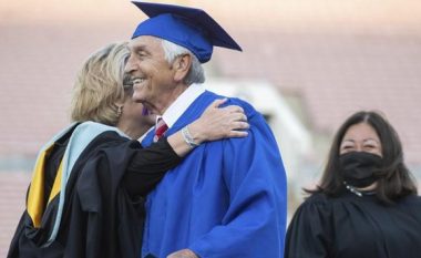 Merr diplomën e shkollës së mesme në moshën… 78-vjeçare
