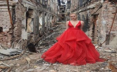 “Lufta u shkatërroi ëndrrat”, vajza ukrainase rikthehet në shkollën e rrënuar ditën që ishte planifikuar mbrëmja e maturës