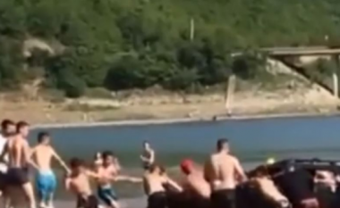 KOSOVË/ Makina bie në liqen, brenda saj po flinte një 5-vjeçar (VIDEO)