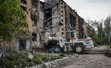 Zyrtari ukrainas: Gjenden qindra trupa nën rrënojat e ndërtesave të shkatërruar në Mariupol