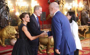 Rama ndan pamjet, momenti kur bashkë me bashkëshorten priten nga Mbreti Felipe VI i Spanjës dhe Mbretëresha Letizia (VIDEO)