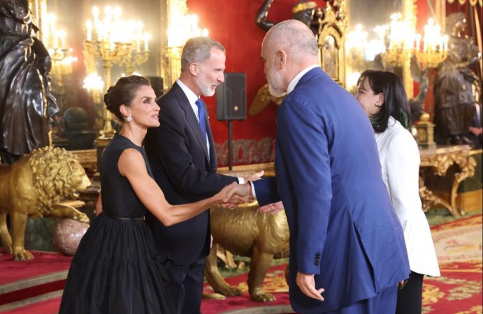 Rama ndan pamjet, momenti kur bashkë me bashkëshorten priten nga Mbreti Felipe VI i Spanjës dhe Mbretëresha Letizia (VIDEO)