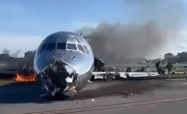 Frikë dhe panik në aeroportin e Majemit, shpërthen në flakë avioni me 100 pasagjerë (VIDEO)