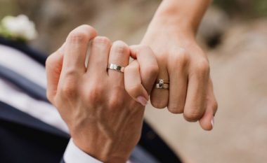 Dëshmi e dashurisë së përjetshme: Në cilën dorë duhet të vini unazën e fejesës dhe të martesës?