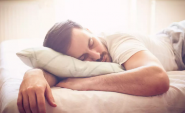 Pse është më mirë të flini vetëm? Këto janë arsyet