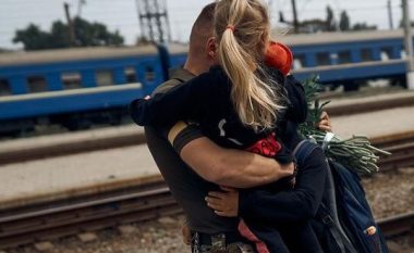 Dita e baballarëve, Zelensky ndan foto prekëse të ukrainasve me fëmijët e tyre: Të jesh baba është forcë, lumturi dhe motivim