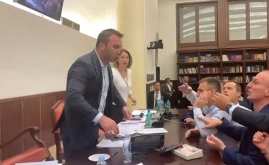 Plas sherri në Kuvendin e Maqedonisë së Veriut, deputeti shkul mikrofonin dhe u hedh filxhanin e kafesë kolegëve (VIDEO)