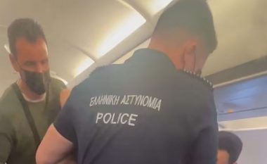 U zu me grushta dhe urinoi mbi vëllain, pasagjeri i dehur merret zvarrë nga policia (VIDEO)