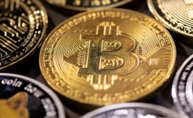 Bitcoin bie ndërsa shitja e kriptove përshpejtohet