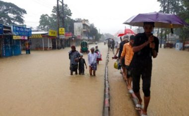 Dhjetra të vdekur e miliona të bllokuar pasi përmbytjet goditën Bangladeshin dhe Indinë