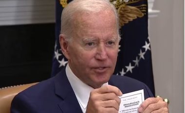 Joe Biden del bllof, tregon pa dashje letrën që tregon se ç’duhet të bëjë