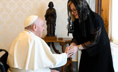 Lindita Nikolla takon Papa Françeskun, merr bekimin e Atit të Shenjtë
