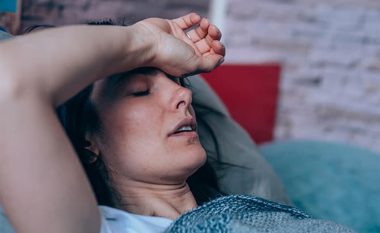 Nëse djersini sa herë që flini, trupi juaj do t’ju tregojnë se vuani nga këto probleme