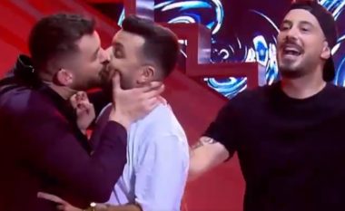 Romeo Veshaj dhe Olsi Bylyku shkëmbejnë puthje në buzë (VIDEO)