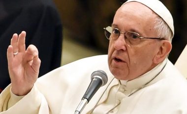 Papa Françeskut jep mesazhin: Të fiksuar pas rinisë, rrudhat janë dëshmi e jetës suaj